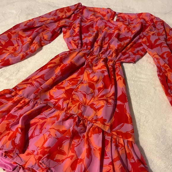 Super cute flows dress, floral and fun to wear to parties and events. - Picture 2 of 6